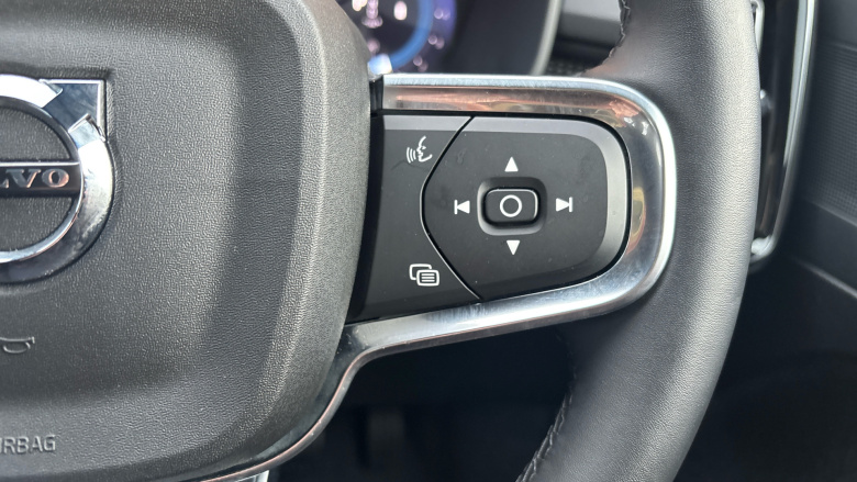 Volvo XC40 2.0 B4P Plus Dark 5dr Auto Petrol Estate